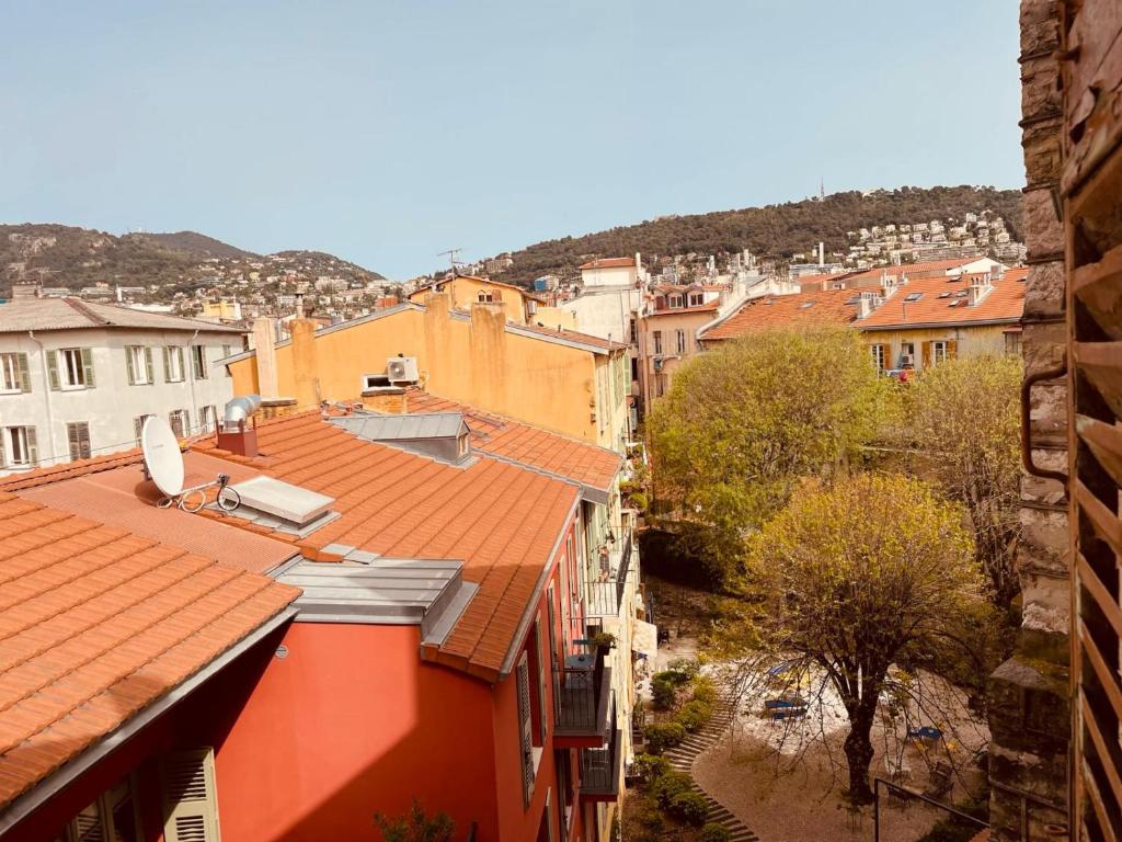 une vue de tête sur une ville aux toits orange dans l'établissement Appartements Hotel le G, à Nice