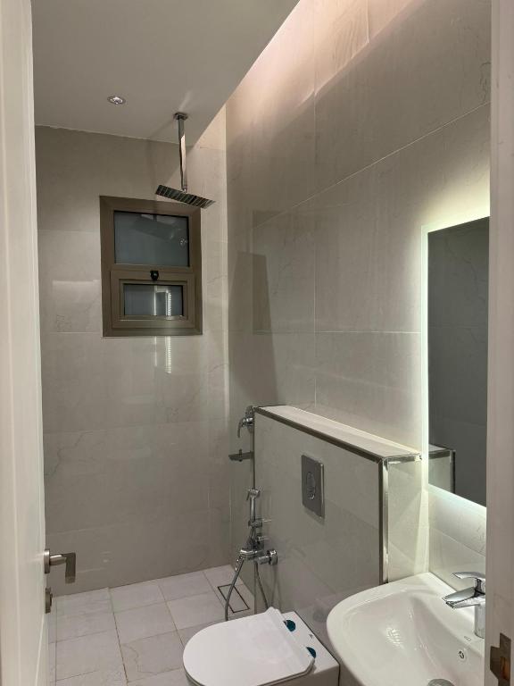 uma casa de banho com um WC e um lavatório em Alnada Apartment Alnarjes em Riyadh