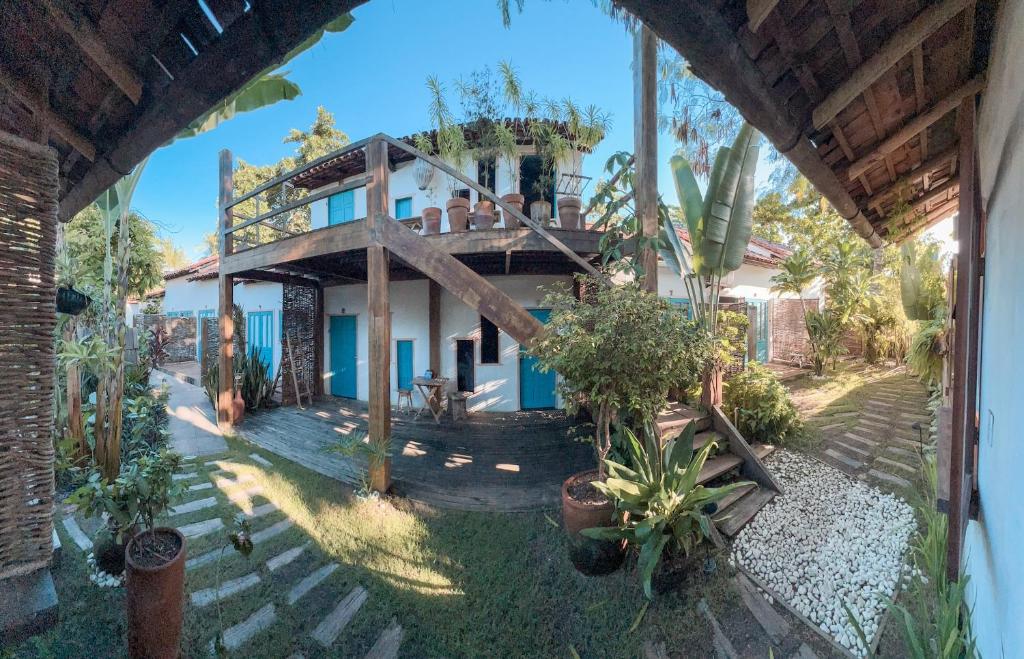 an external view of a house with plants at Pousada Da Praia CARAIVA in Caraíva