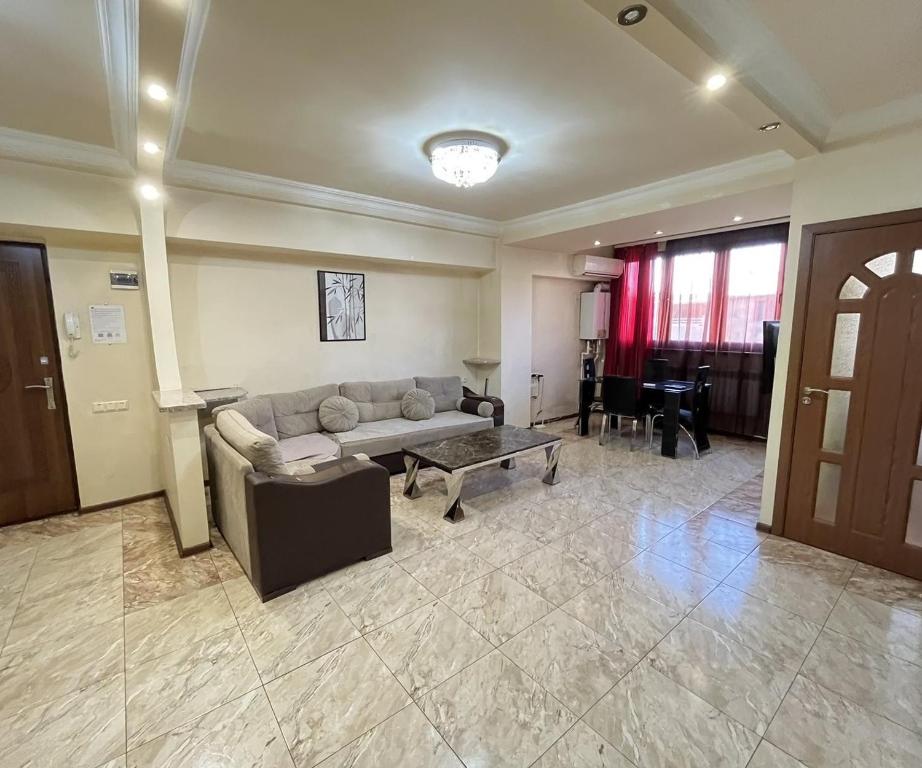 Χώρος καθιστικού στο Spacious apartment in center of Yerevan on street Khorenatsi