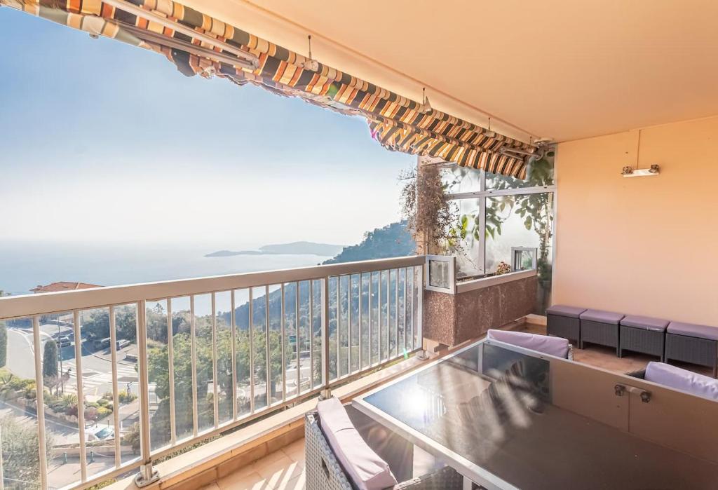 Elle comprend un balcon offrant une vue sur l'océan. dans l'établissement Superb T2 Apartment Pool 10 Mn From Monaco, à Èze