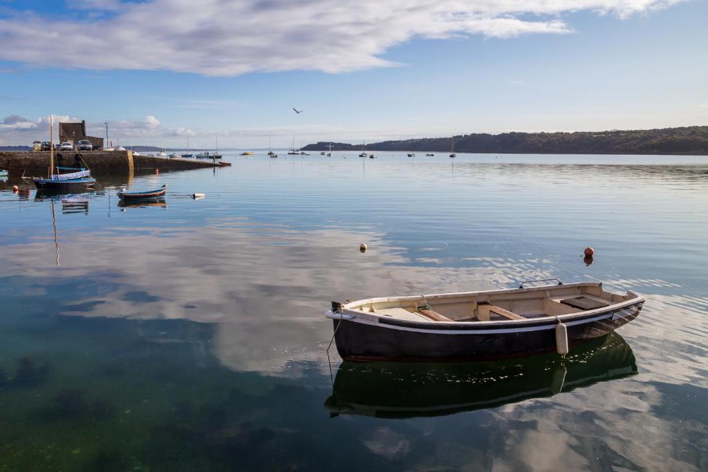 a boat sitting in the middle of a body of water at Hostellerie De La Mer in Crozon