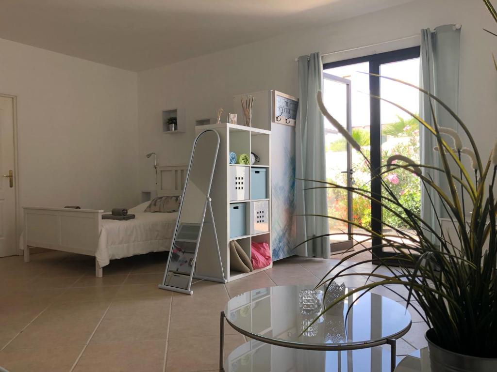 una camera con letto, specchio e tavolo di Las Buganvillas 77 a Playa Blanca