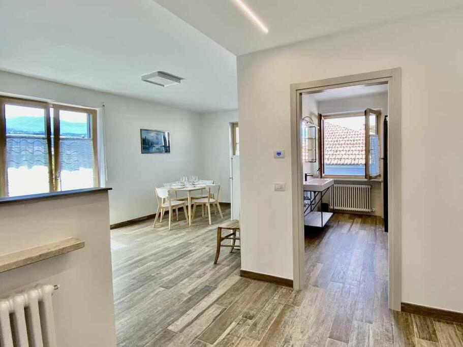 salon ze stołem i jadalnią w obiekcie Casa del Tempo Irma Tassullo Ospitar w mieście Tassullo