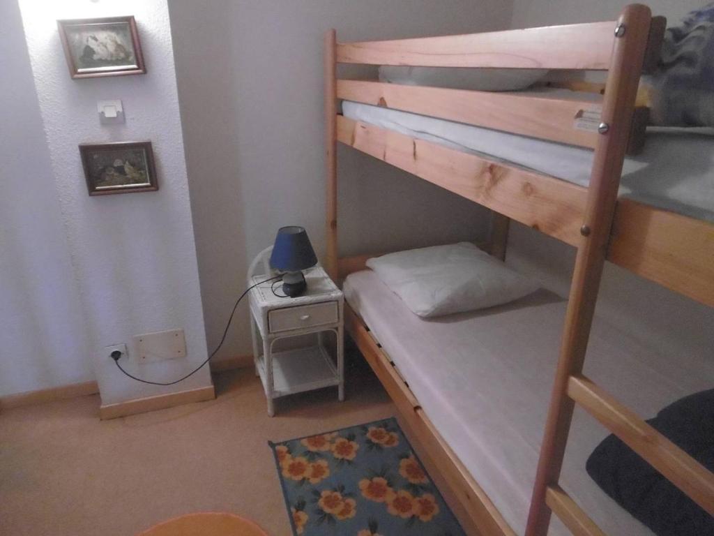 a small bedroom with a bunk bed with a ladder at HOLIDAYLAND 433 VILLA T2 MEZZANINE 6 couchages NARBONNE PLAGE in Narbonne-Plage