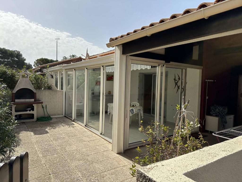 Photo de la galerie de l'établissement HOLIDAYLAND 239 VILLA T3 MEZZANINE 8 couchages climatisé avec véranda NARBONNE PLAGE, à Narbonne-Plage