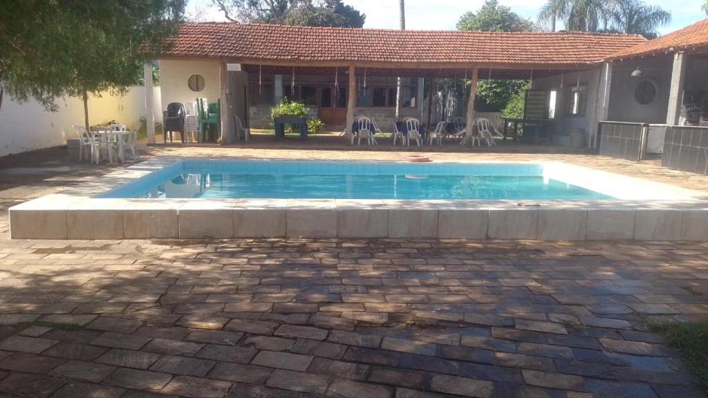 a swimming pool in the backyard of a house at Casa espaçosa, piscina, churrasqueira , area festa in Corumbá