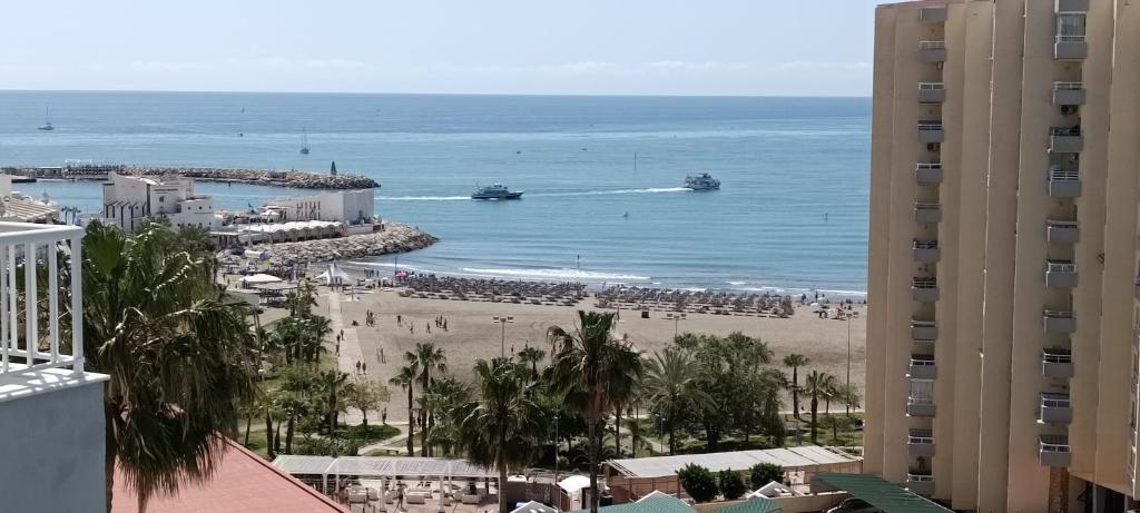 een uitzicht op het strand en de oceaan vanuit een gebouw bij Puerto Marina, Apartamento Frente al mar in Benalmádena