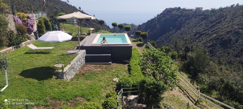 - une vue aérienne sur une piscine sur une colline dans l'établissement Agrifazenda, à Cogoleto