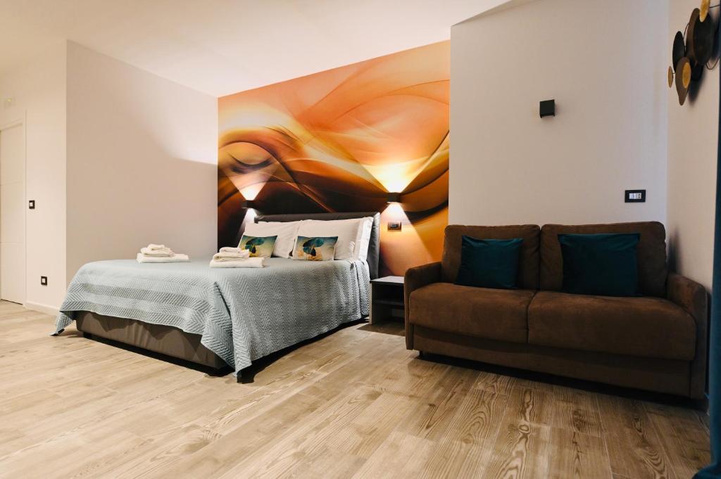 ein Schlafzimmer mit einem Bett und einem Sofa in der Unterkunft Vimini Corso Cavour - City Center in Bari