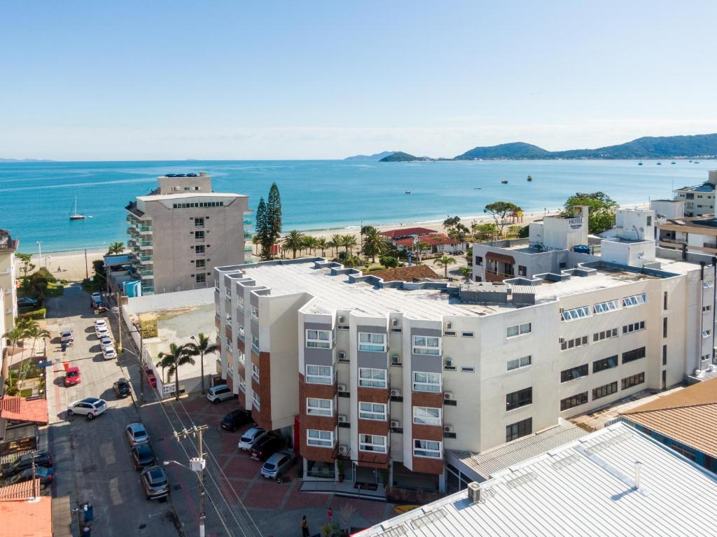 una vista aérea de la ciudad y el océano en Boulevard Beach Canasvieiras Hotel, en Florianópolis