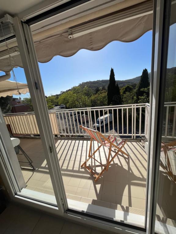 - une vue depuis la fenêtre d'un balcon dans l'établissement Appartement Clim Terrasse, au Lavandou