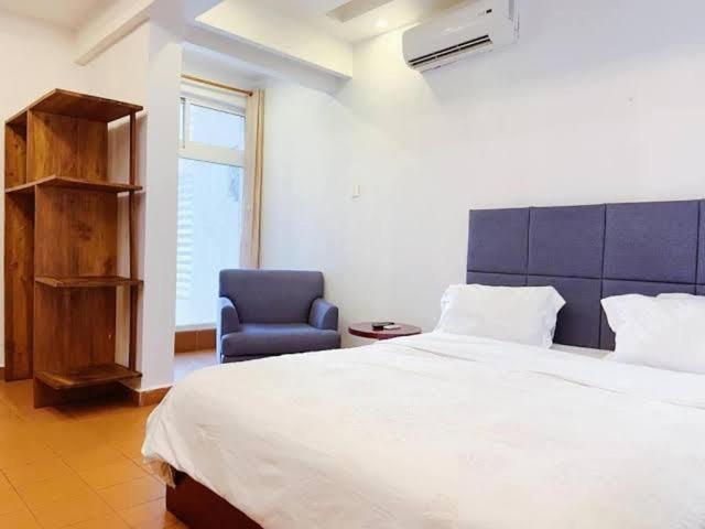 Llit o llits en una habitació de Uhuru Heights Studio Apartment