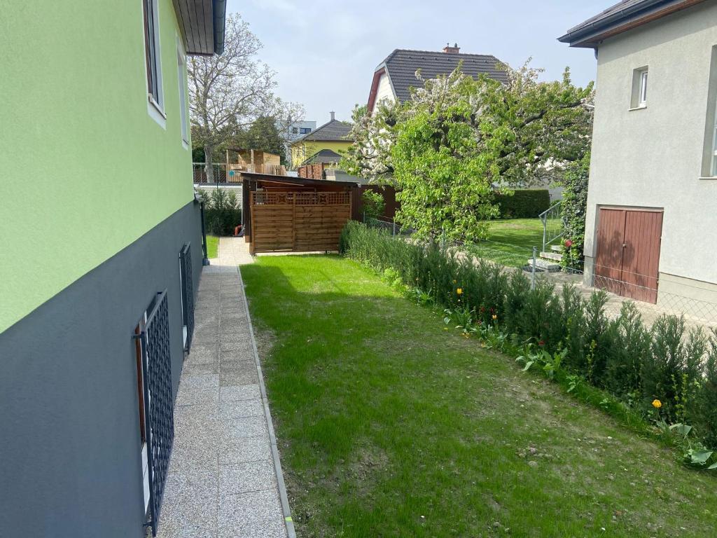 Zahrada ubytování AJO Apartments - Family House with free parking - Self-Check-in