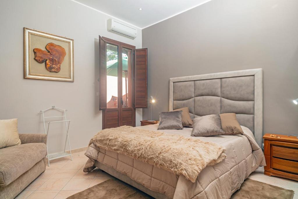 - une chambre avec un lit et un canapé dans l'établissement Le 100 Sculture Apartment, à Belpasso