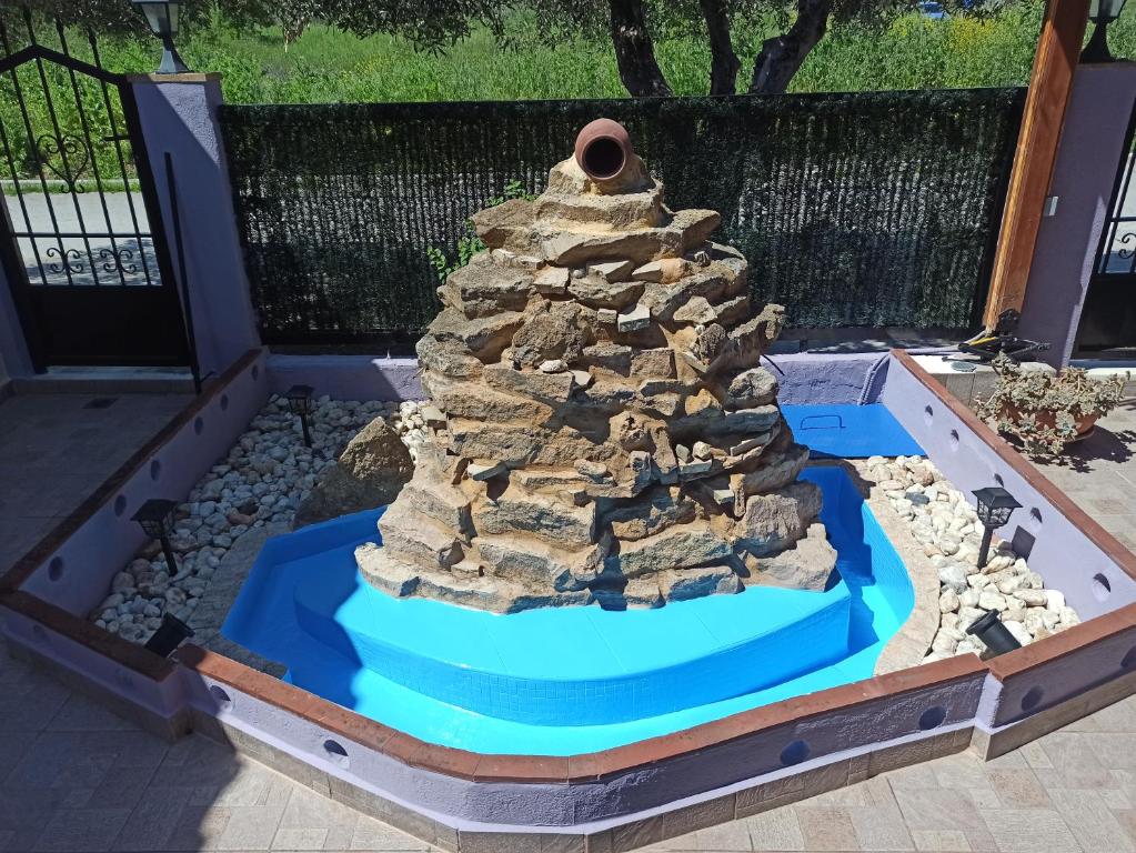 a rock garden in a box with a water feature at Lakkoma Holiday Home in Lákkoma