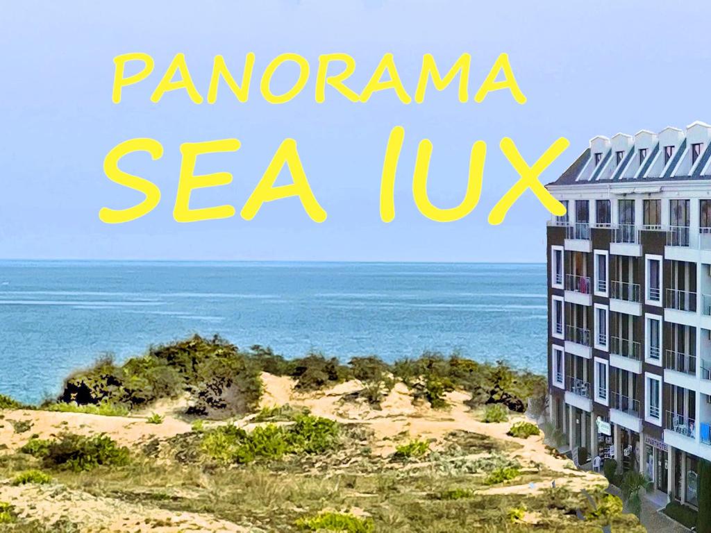 普里莫爾斯科的住宿－Apart-Hotel Panorama Sea LUX，享有海景,设有一座全海景建筑
