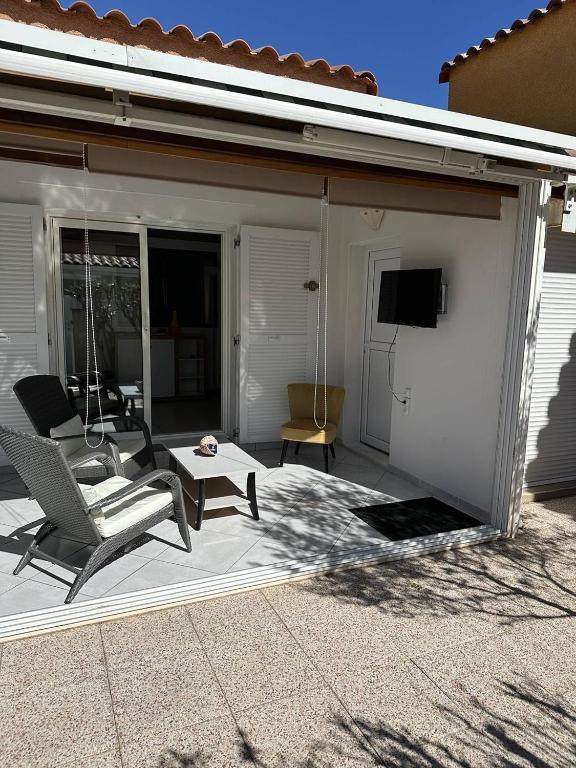 Photo de la galerie de l'établissement HOLIDAYLAND 438 VILLA T2 MEZZANINE 5 couchages climatisé avec véranda NARBONNE PLAGE, à Narbonne-Plage