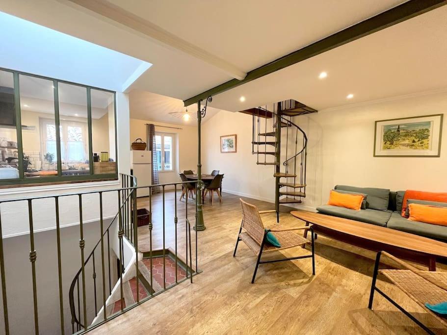 un salon avec un canapé et un escalier en colimaçon dans l'établissement 