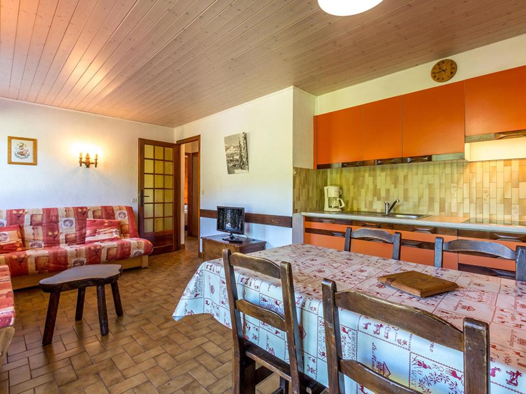 een keuken en een woonkamer met een tafel en een bank bij Appartement La Clusaz, 3 pièces, 6 personnes - FR-1-437-10 in La Clusaz