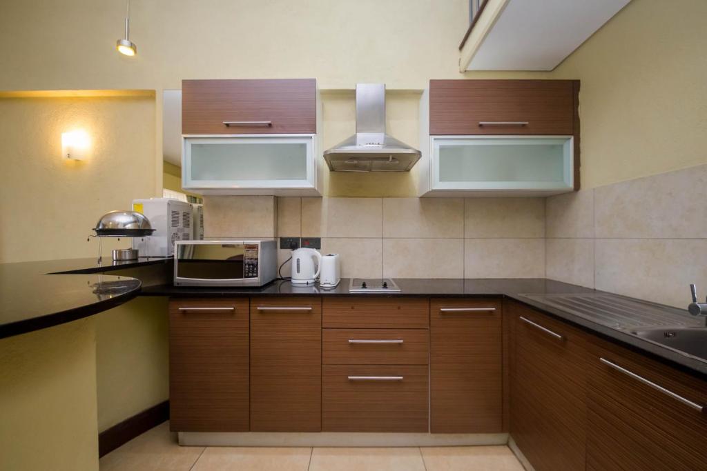 Kuchyň nebo kuchyňský kout v ubytování Taarifa Suites by Dunhill Serviced Apartments