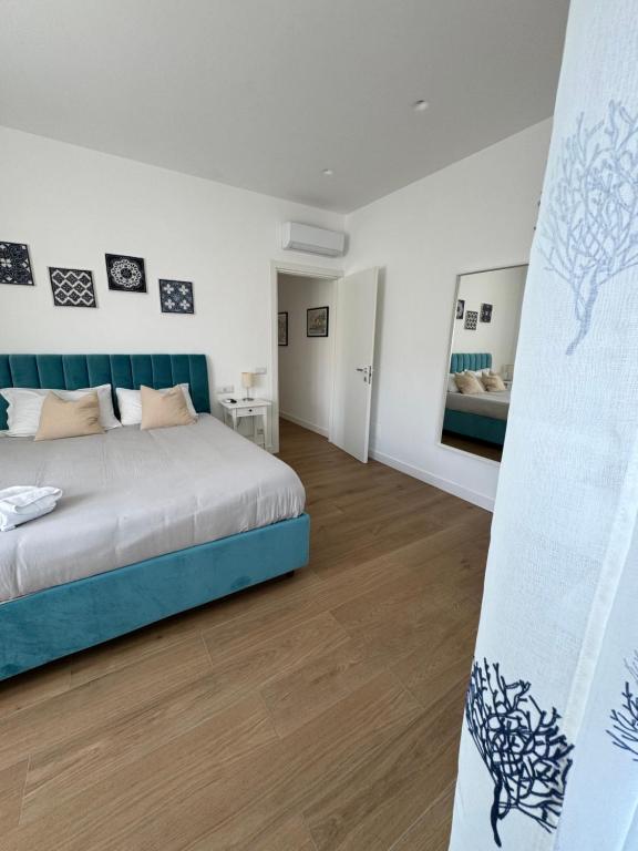una camera con letto e testiera blu di Casa Vacanze Imma a Sorrento