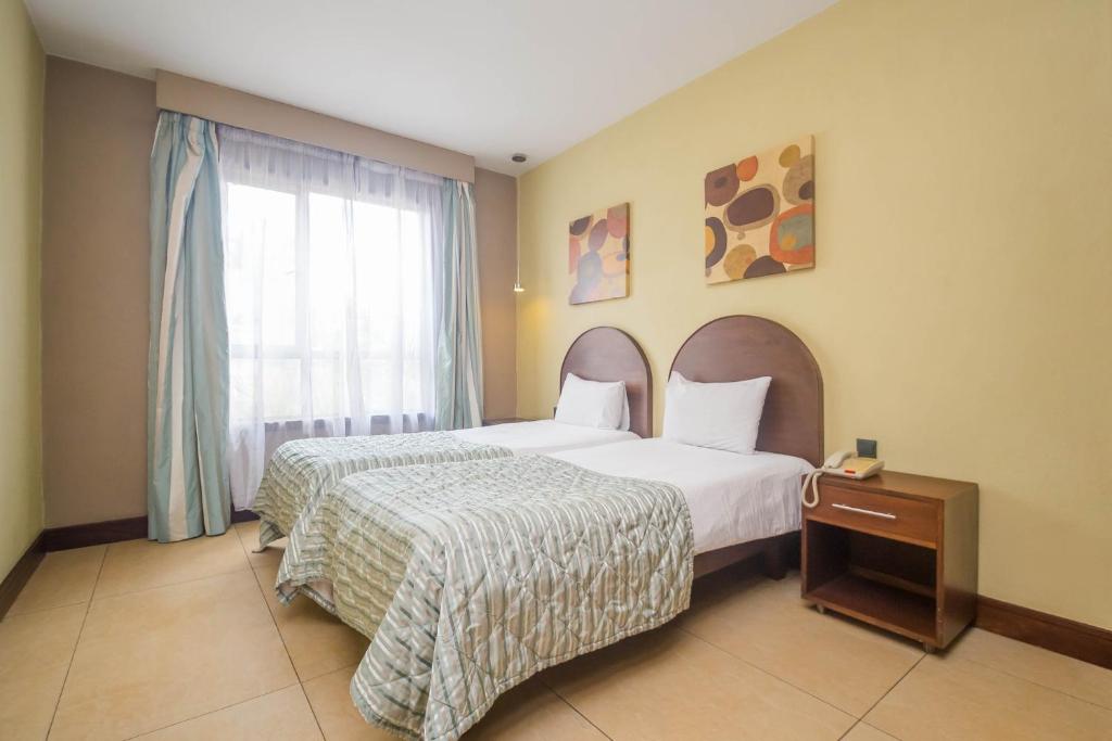 Postel nebo postele na pokoji v ubytování Taarifa Suites by Dunhill Serviced Apartments