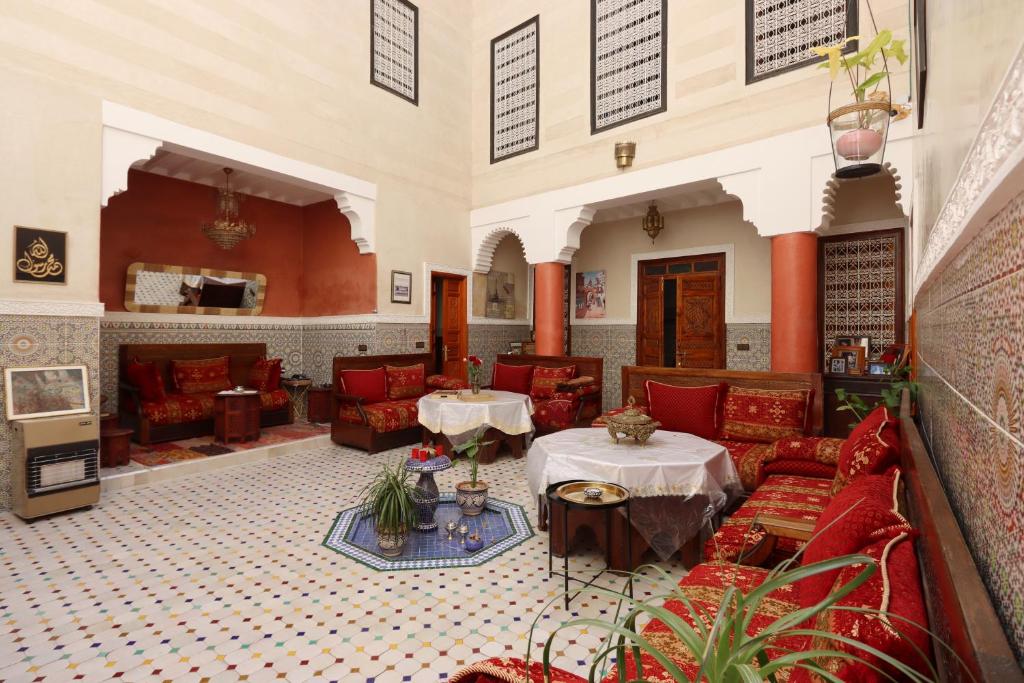 eine Lobby mit Sofas und Tischen in einem Gebäude in der Unterkunft Riad Dwiriyat My Teib in Marrakesch