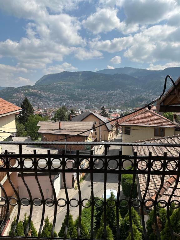 vista sulla città da dietro una recinzione di One Love a Sarajevo