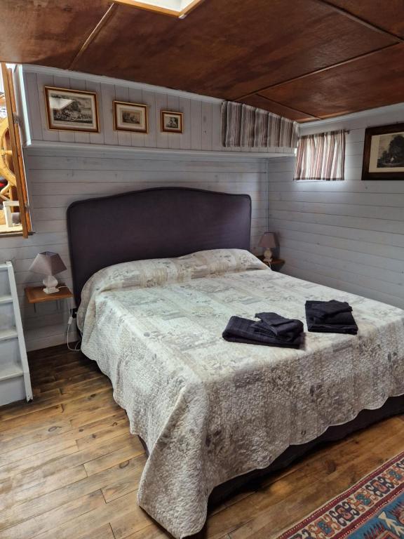 um quarto com uma cama grande e 2 toalhas pretas em Peniche Gisèle 1930 - Dijon em Dijon