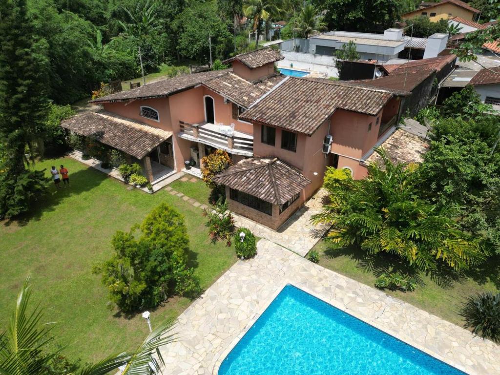 uma vista aérea de uma casa com piscina em Recanto da Rose Guesthouse em Caraguatatuba