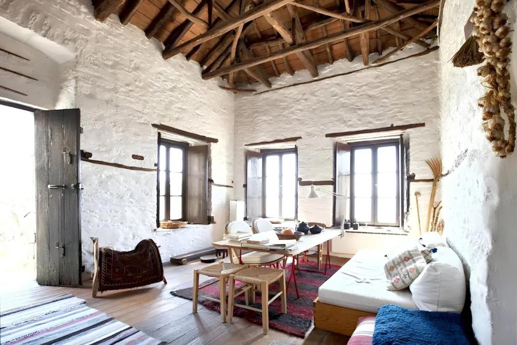 ein Wohnzimmer mit einem Sofa und einem Tisch in der Unterkunft 4 bedrooms house with furnished terrace and wifi at Agios Lavrentios in Agios Lavrentios