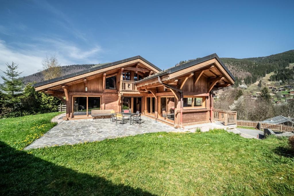 Casa de madera grande con patio y césped en Chalet L'aube claire - 5 étoiles en Morzine