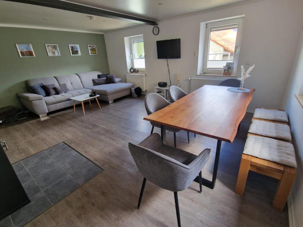 ein Wohnzimmer mit einem Tisch und einem Sofa in der Unterkunft Ferienhaus Quell in Sankt Martin