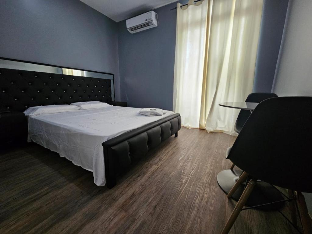 - une chambre avec un grand lit, une table et des chaises dans l'établissement RESIDENCIAL LA MALVARROSA, à Panama City