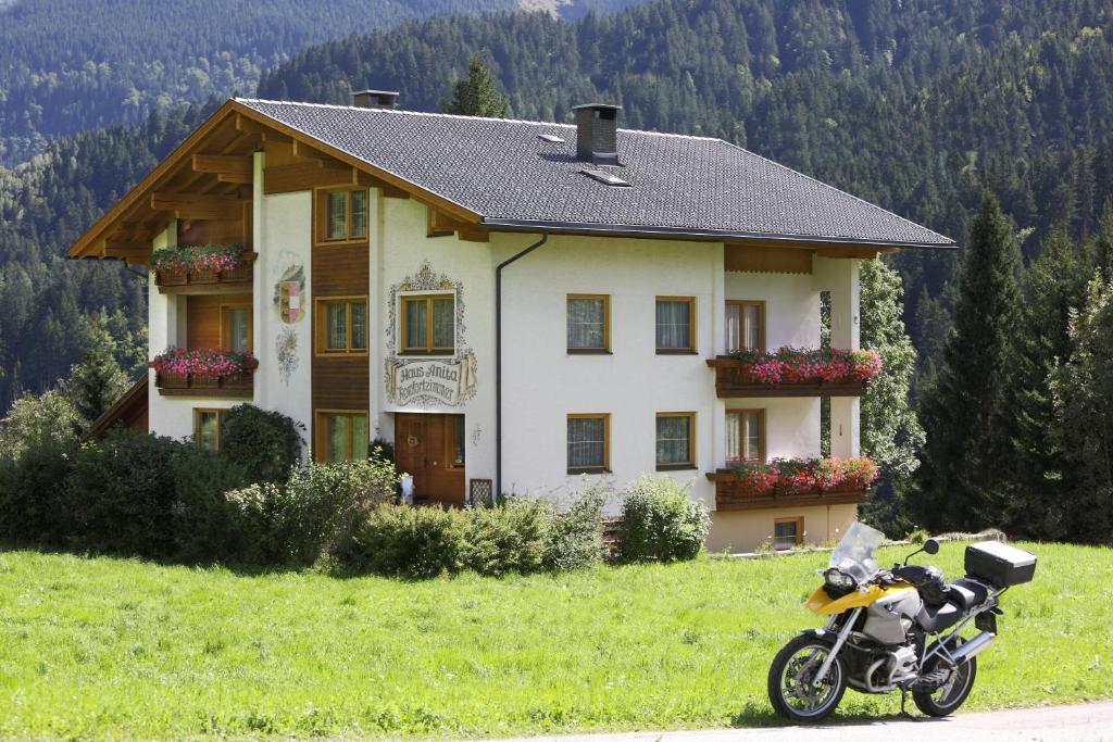 motocykl zaparkowany przed domem w obiekcie Hotel Garni Haus Anita w mieście Liesing