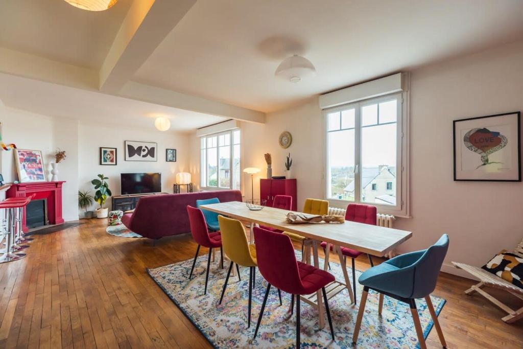 a living room with a table and chairs at Grande maison conviviale - pour 10 personnes in Pabu