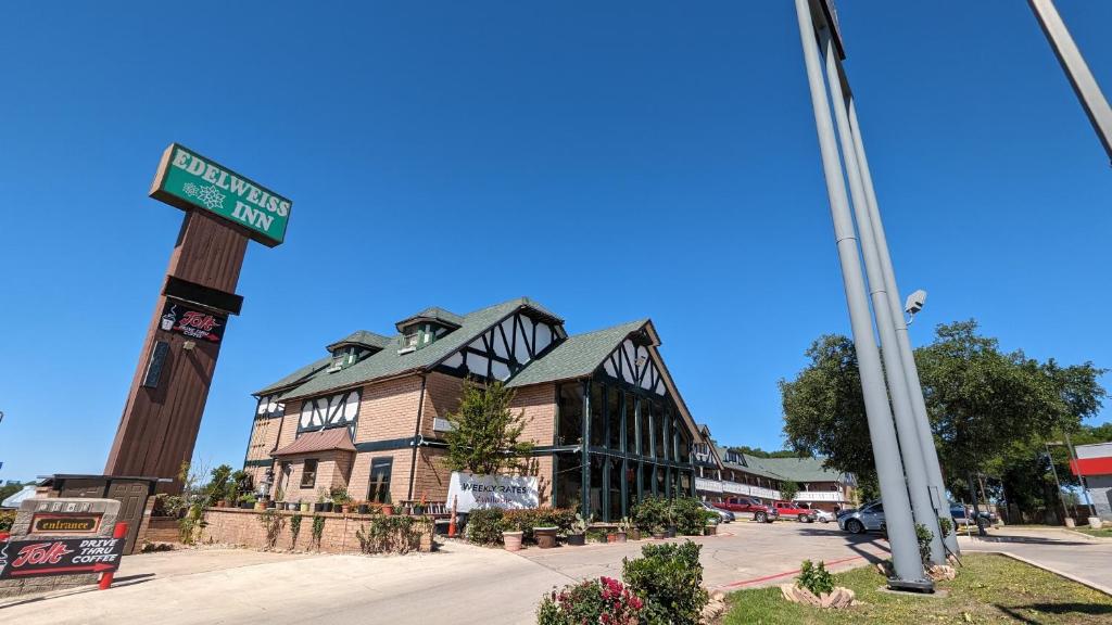 un letrero de la calle frente a un edificio en Edelweiss Inn New Braunfels en New Braunfels