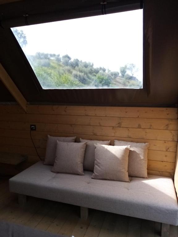 Istumisnurk majutusasutuses Glamping - La Giara