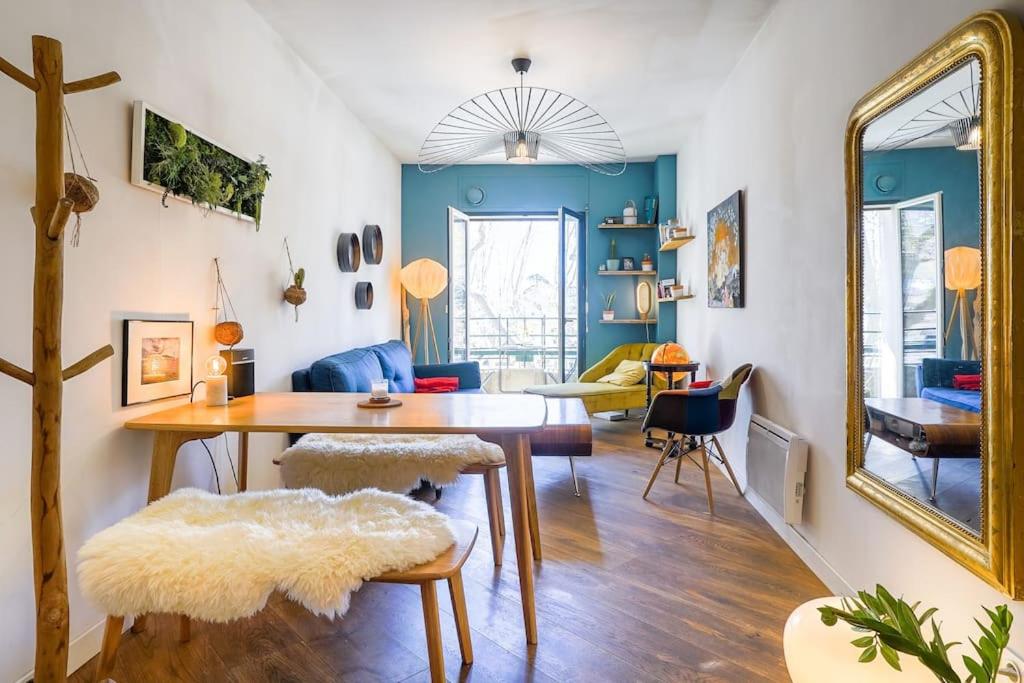 - un salon avec une table et un miroir dans l'établissement Le Balcon de la Comédie, Beau T3 Centre Historique, à Montpellier