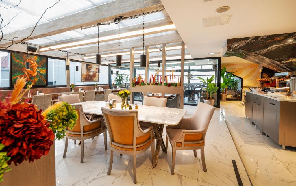 فندق أوريا في إسطنبول: غرفة طعام مع طاولة وكراسي