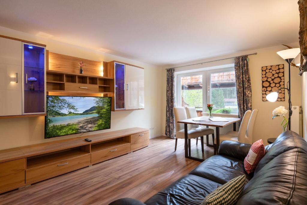 Televízia a/alebo spoločenská miestnosť v ubytovaní Alpenlodge, Ferienwohnung 14