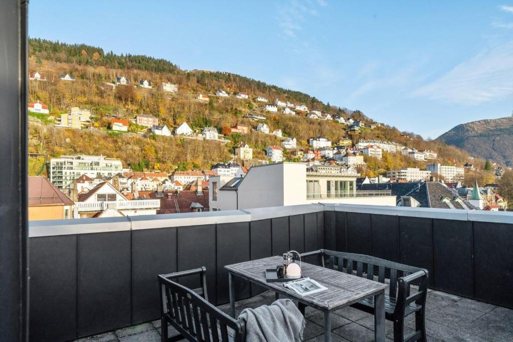 d'une table et de chaises sur un balcon avec vue. dans l'établissement Modern Apartment In The Heart of Bergen, à Bergen