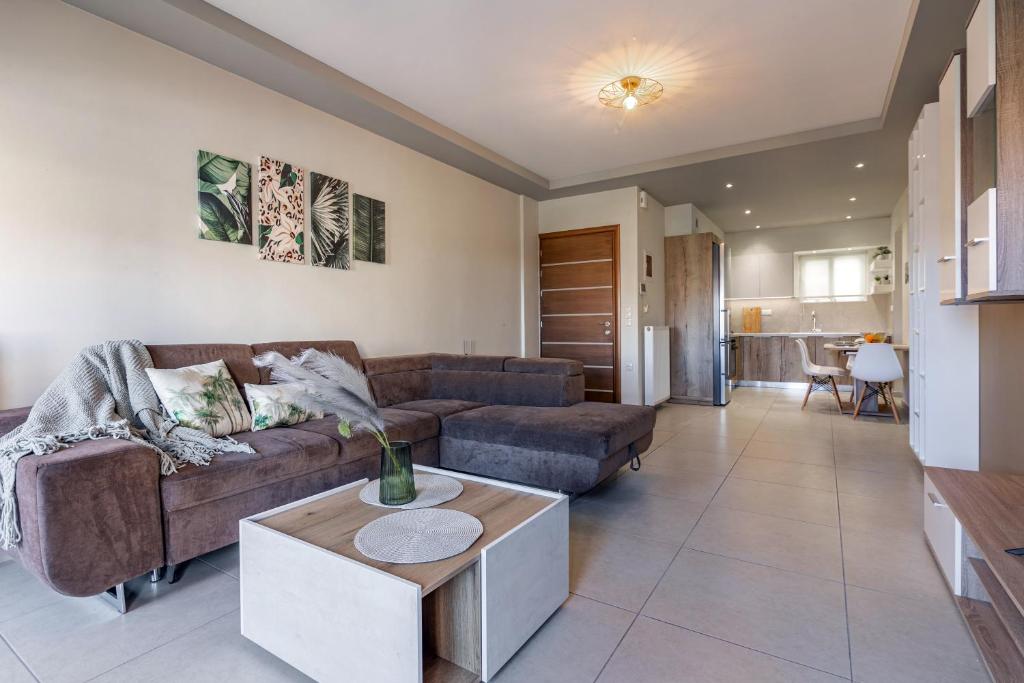 salon z kanapą i stołem w obiekcie Hersonissos City Center w mieście Hersonissos