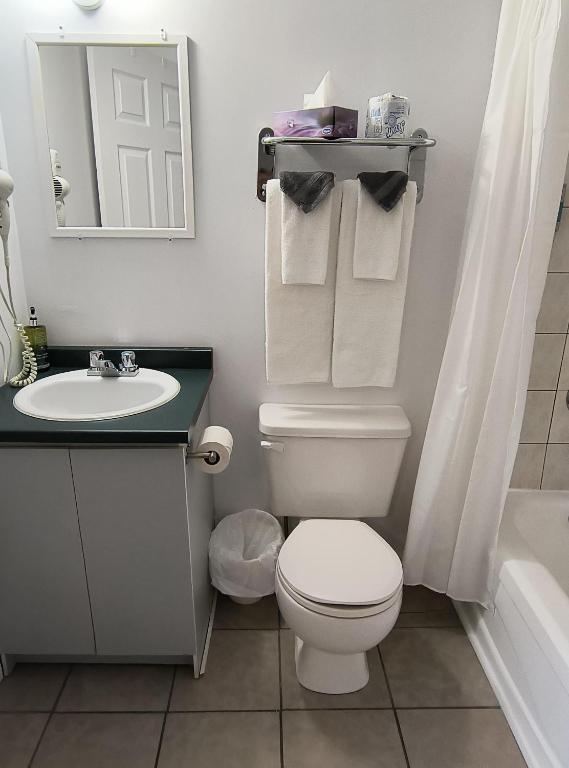 Motel Cabano-Relais - Quadruple Room With Private Bathroom