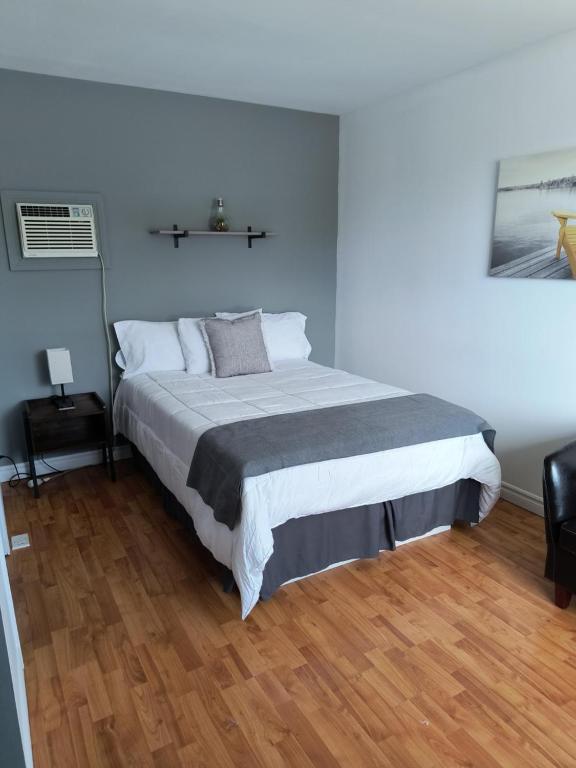 um quarto com uma cama grande num quarto em Motel Cabano-Relais em Cabano