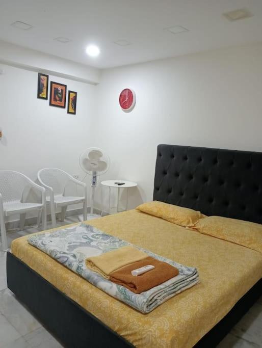Un dormitorio con una cama y una mesa y sillas. en Economique Rester @BanjaraHills, en Hyderabad