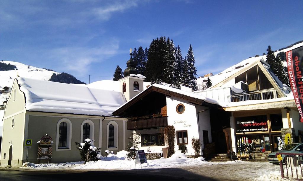 ein großes Gebäude mit Schnee auf dem Dach in der Unterkunft Landhaus Dora in Tux