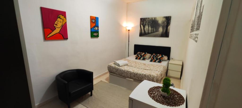 a small room with a bed and a chair at Habitación en centro de Barcelona in Barcelona