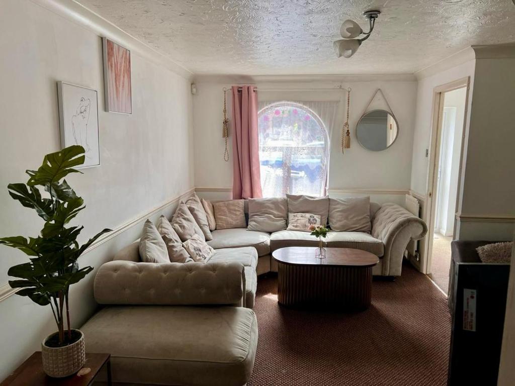 uma sala de estar com um sofá e uma mesa em Bull, 3 bedroom House with Garden and Free Car Park em Stifford